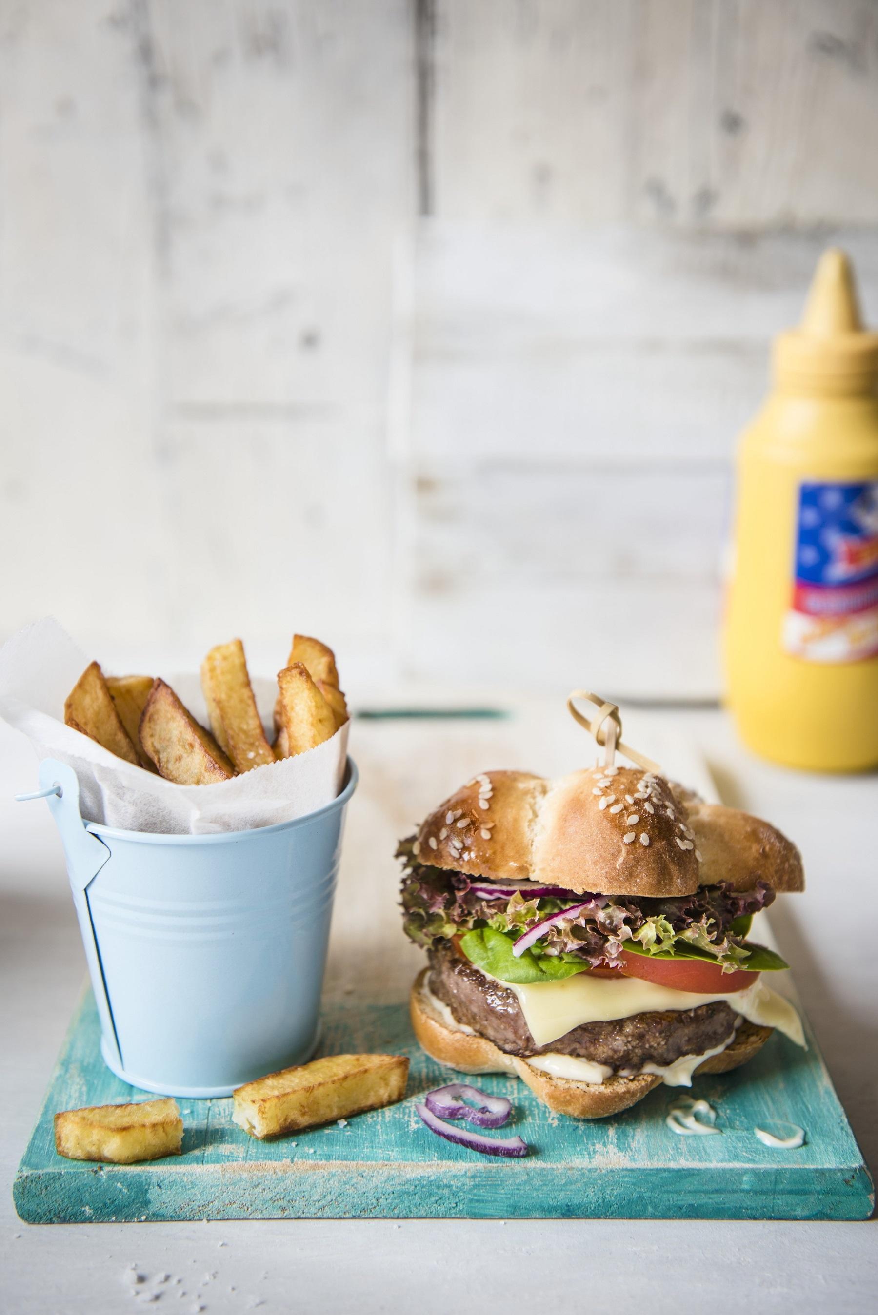 Cheeseburger met dikke frieten